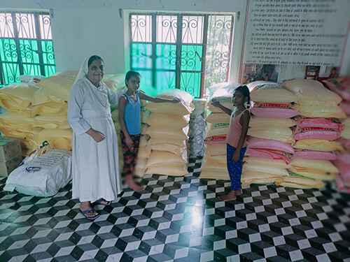Two Bridge Course girls, Anshu and Karuna, volunteered with the food packing